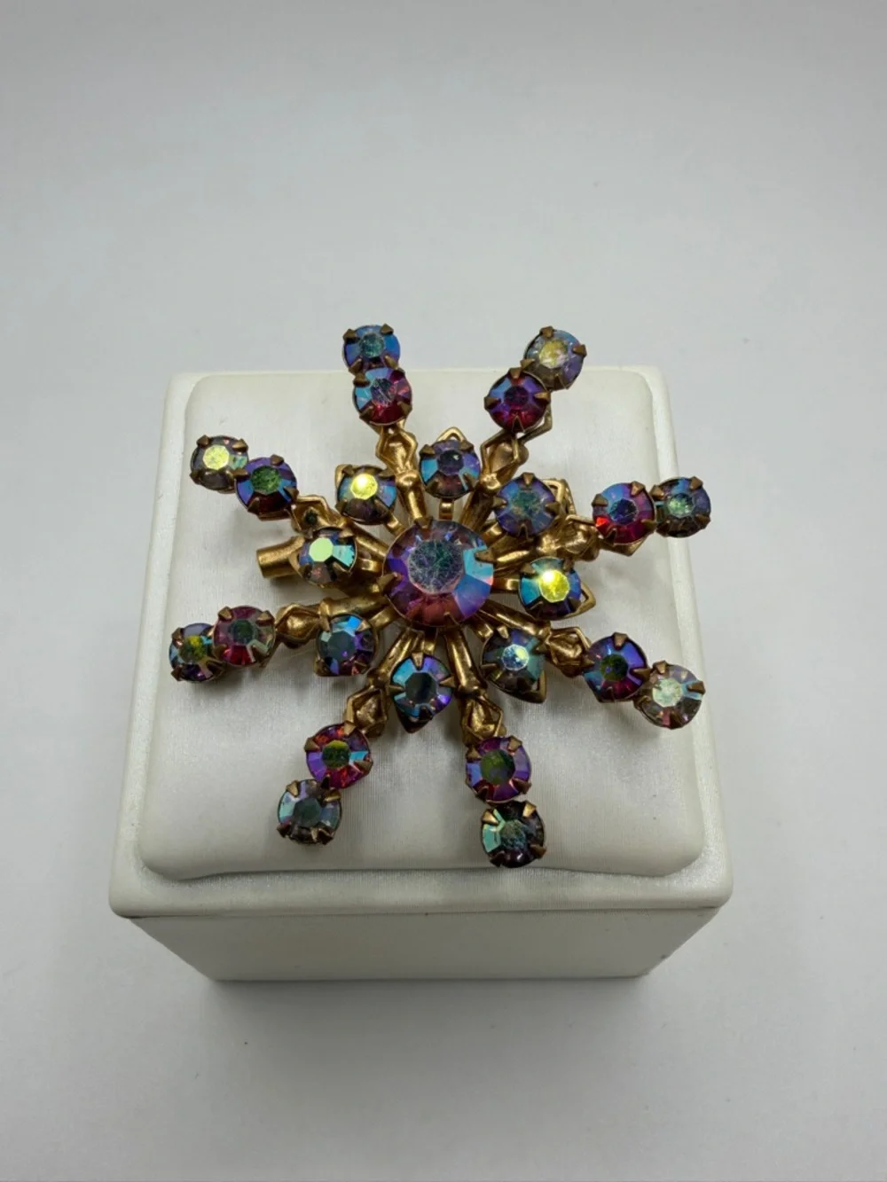 Vintage Aurora Borealis Rhinestone and‎ Antiqued Gold tone Brooch/Pin!